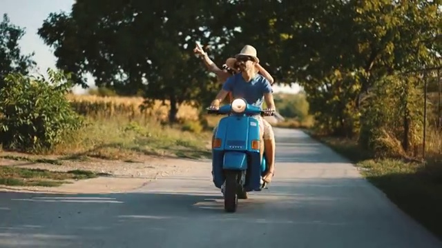 一对夫妇骑着摩托车穿过乡村。视频下载