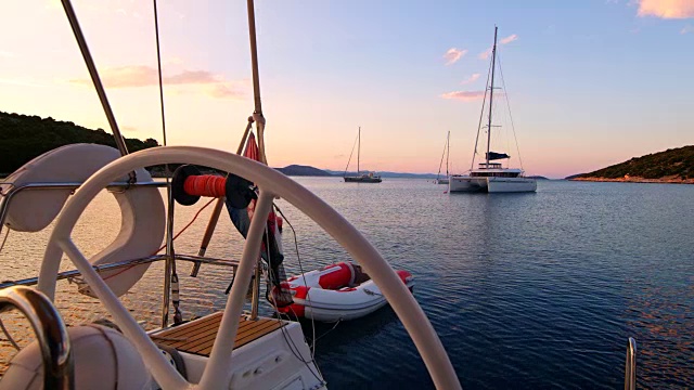 日落时海湾里的小船视频素材