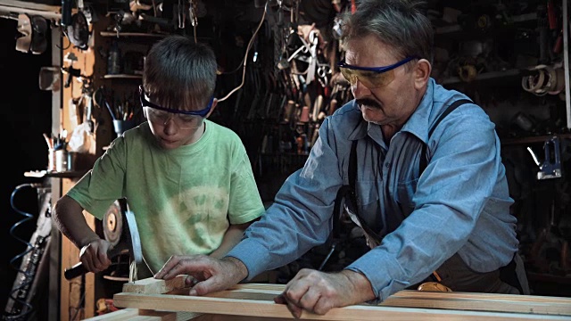 木匠爷爷和他的孙子一起做窗户视频素材