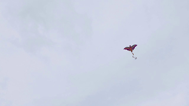 五颜六色的纸风风筝在蓝天飞翔。视频素材