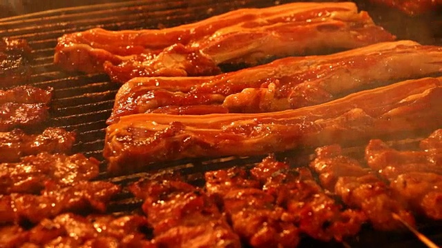 在泰国清迈街头市场烤猪肉视频素材