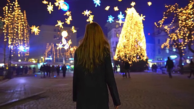 节日的圣诞装饰在城市视频素材