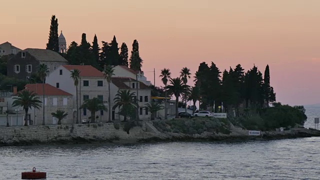 日落后从科尔库拉老城观看卢卡科尔库兰斯卡湾，科尔库拉岛，达尔马提亚，克罗地亚，欧洲视频下载