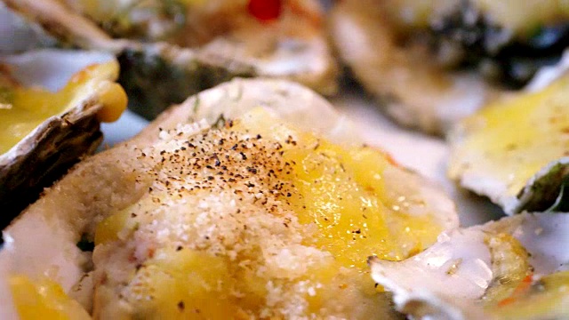 烤牡蛎盛在盘子里视频素材