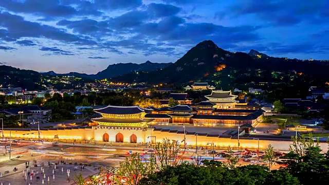 韩国首尔，京福宫的时间流逝和车灯的交通速度。视频素材