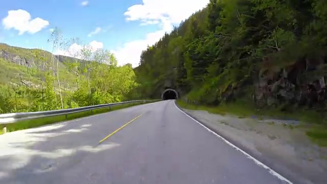 在挪威的路上驾驶汽车视频下载