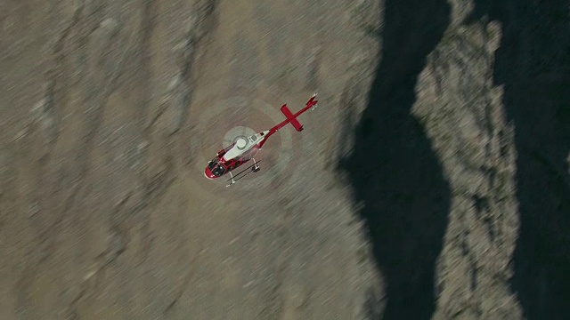 一架直升飞机飞过群山视频素材