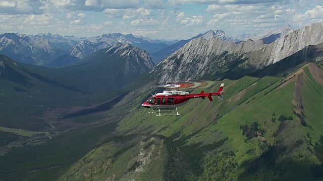 直升机游览加拿大阿尔伯塔省的落基山脉视频素材