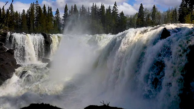 Jamtland西部的Ristafallet瀑布被列为瑞典最美丽的瀑布之一。视频下载