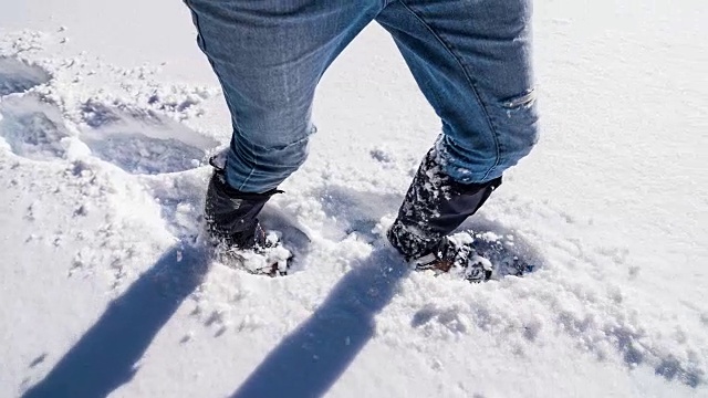 在冬天的风景里穿雪鞋的人视频素材
