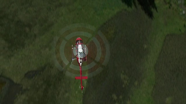 直升机在森林上空的航拍视频素材