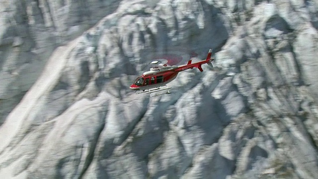直升机在冰川上空飞行的天线视频素材