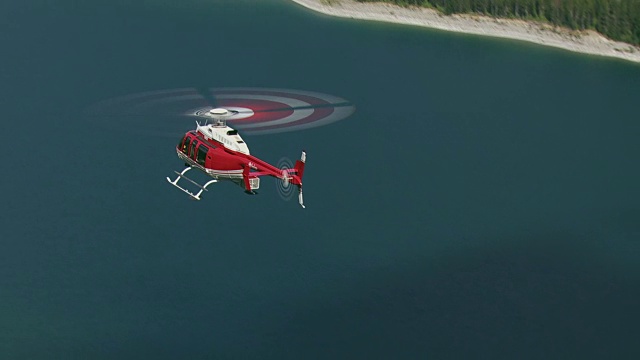 直升机飞过湖面的航拍图视频素材