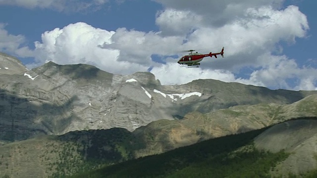 直升机飞越加拿大落基山脉视频素材