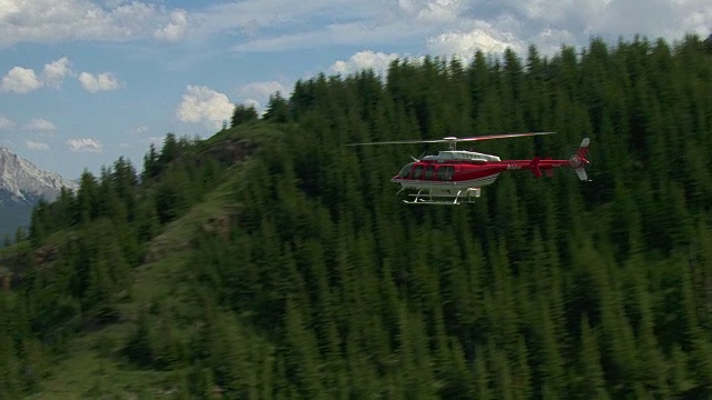 加拿大落基山脉的直升飞机视频素材