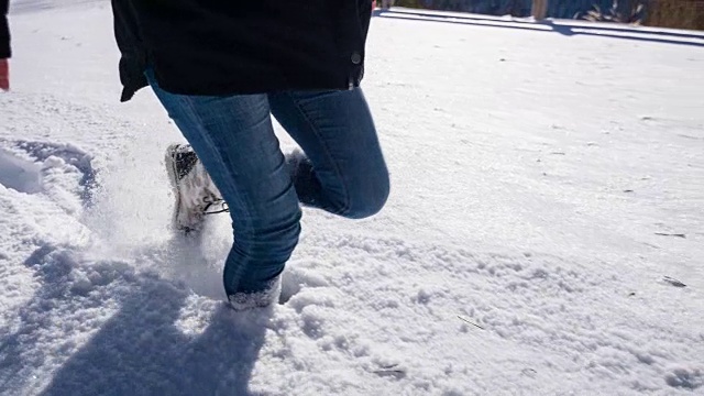 女人冬天在新雪中徒步旅行视频素材