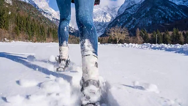 在新雪上穿雪鞋视频素材