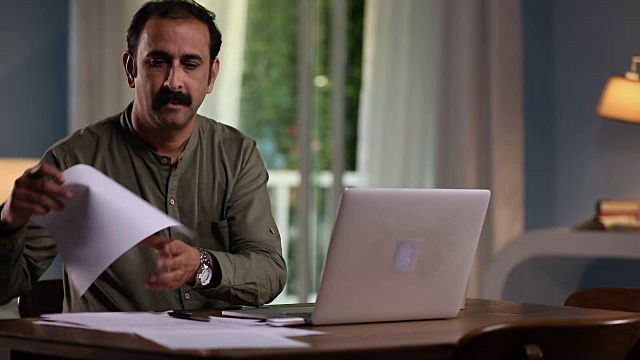 印度德里，一名成年男子在家用笔记本电脑工作视频素材