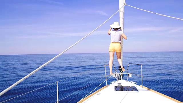 在帆船的船头上享受航行的女人视频素材