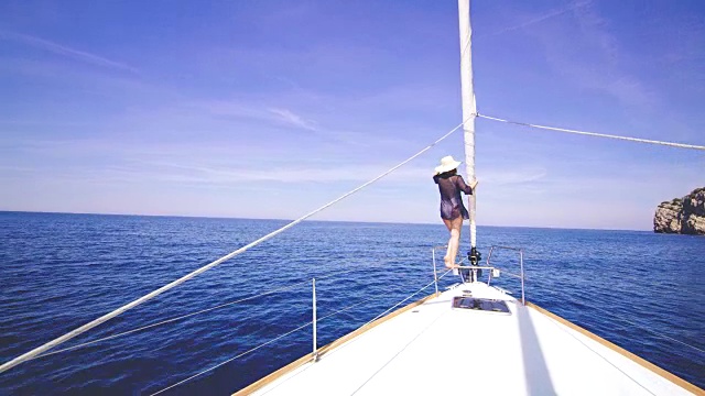 在帆船上享受风的女人视频素材
