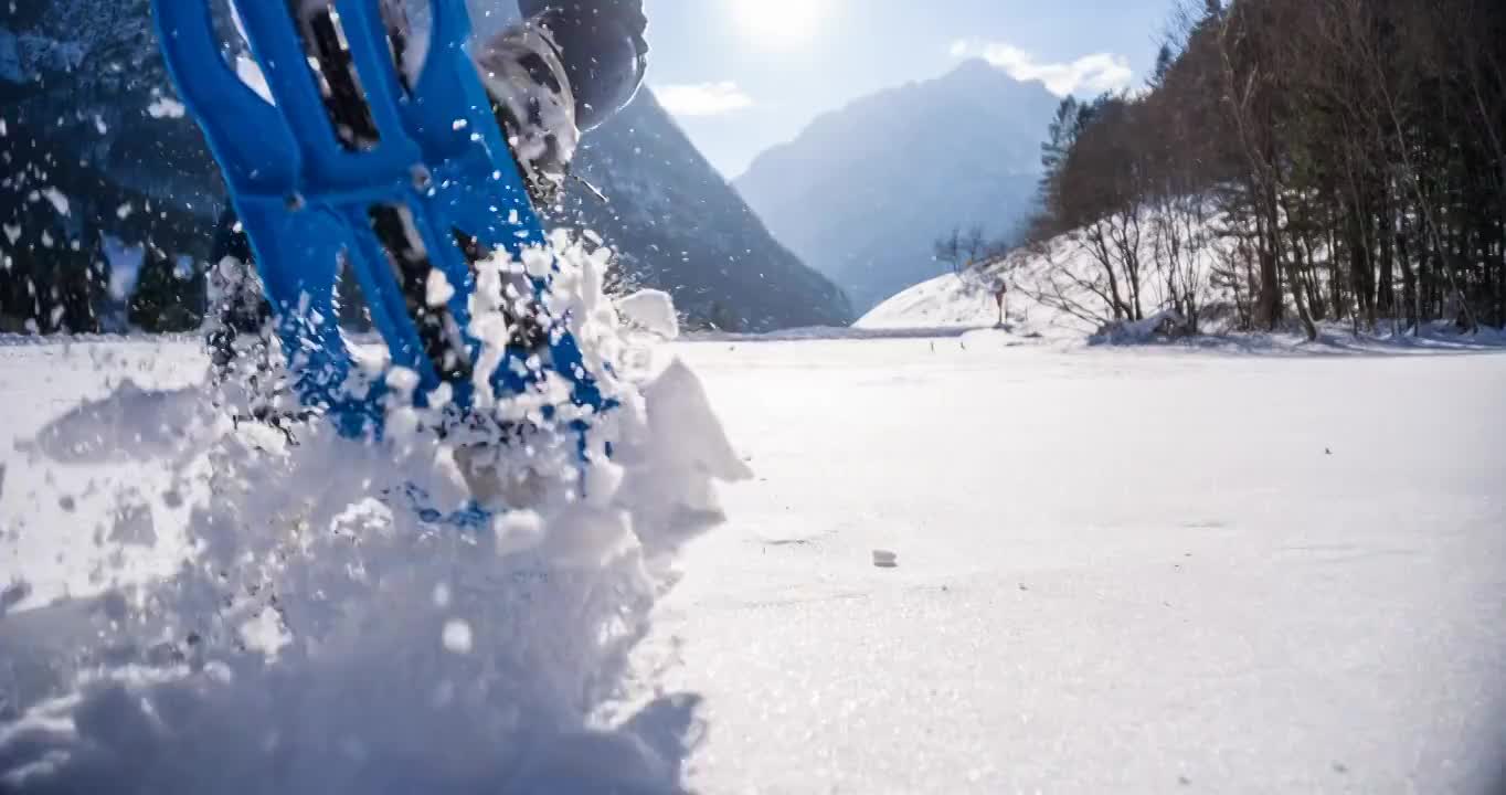 在新雪上穿雪鞋的女人视频下载