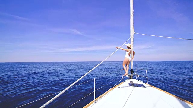 帆船运动时穿着泳衣的女人指着什么东西视频素材