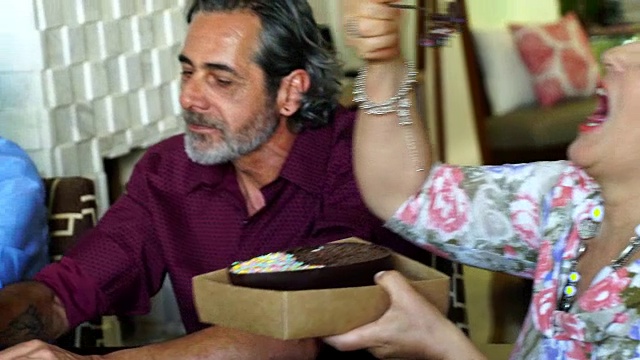 复活节庆祝活动中巴西家庭吃巧克力视频素材