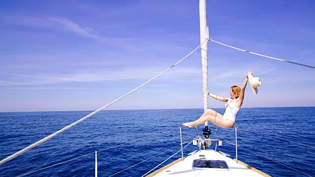 快乐的女人在帆船船头享受海风视频素材