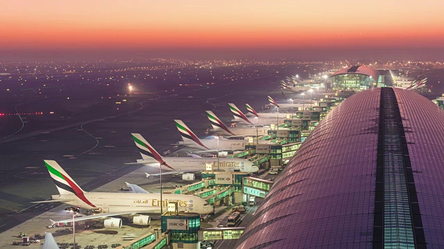 飞机抵达迪拜迪拜机场日出门视频下载