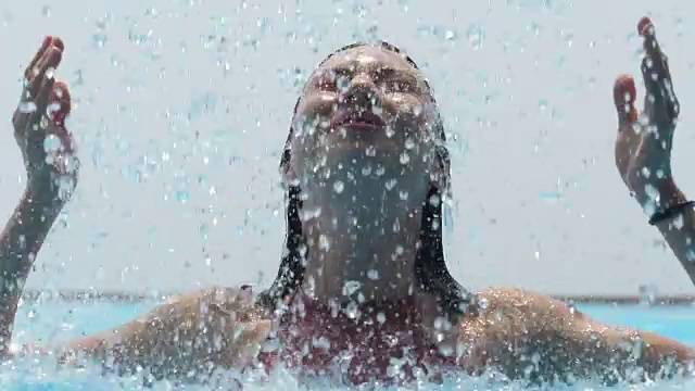 在游泳池里放松的女人视频下载