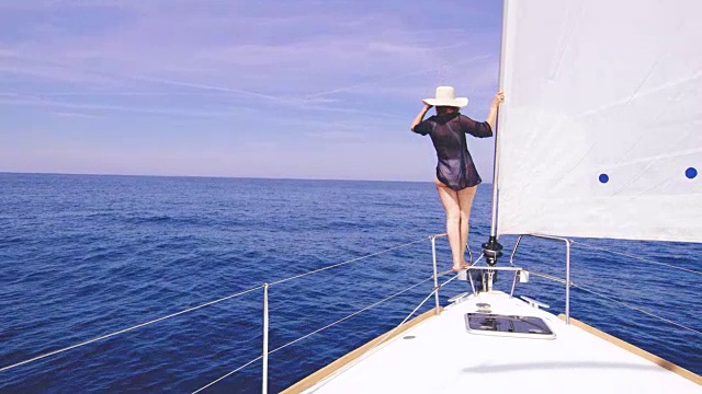 在帆船的船头上享受航行的女人视频素材