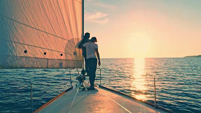 日落时分，一对恋人在海上航行视频素材