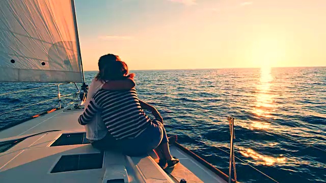 一对相爱的夫妇在享受日落时分的航行视频素材