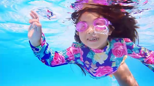 小女孩在池水里游泳视频素材