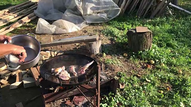 烤。羊肉放在烤架上。火在燃烧，煤在冒烟。视频素材