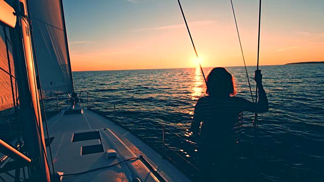 在帆船上看日落的女人视频素材