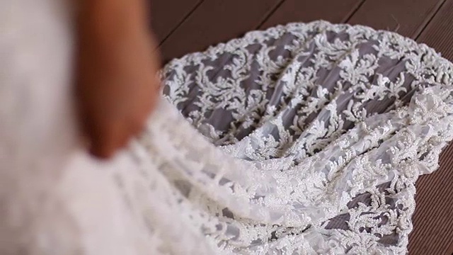 穿着白色婚纱的美丽新娘视频下载