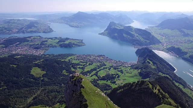 山景鸟瞰图与湖泊。从直升机上拍摄的欧洲阿尔卑斯山。视频素材