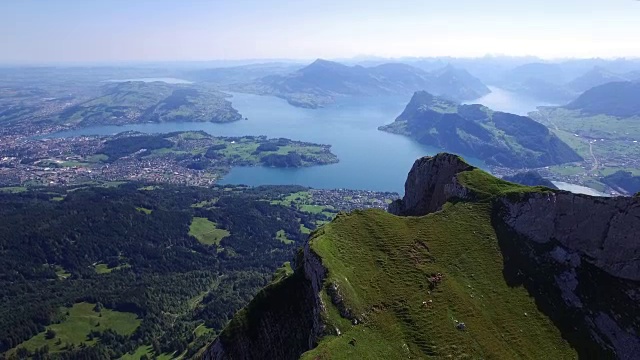 山景鸟瞰图与湖泊。从直升机上拍摄的欧洲阿尔卑斯山。视频素材