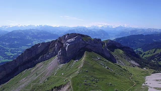 山景鸟瞰图。从直升机上拍摄的欧洲阿尔卑斯山。视频素材