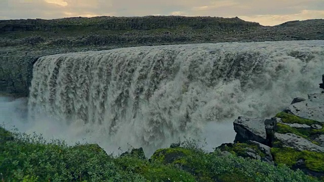 美丽的瀑布在冰岛的夏天视频素材