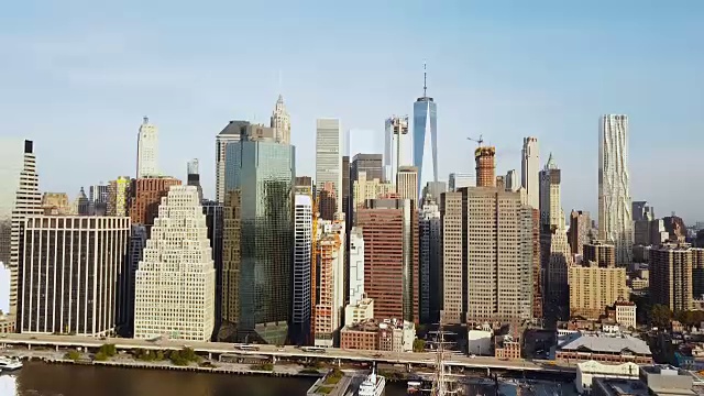 美国纽约著名城市曼哈顿商务区鸟瞰图。无人机在东河和码头上空低飞视频素材