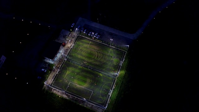 足球比赛晚上的鸟瞰图视频素材