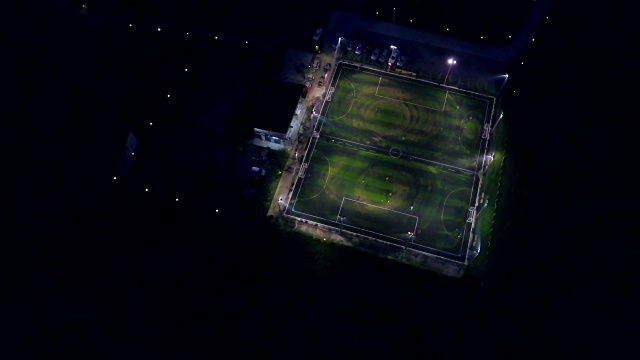 足球比赛晚上的鸟瞰图视频素材