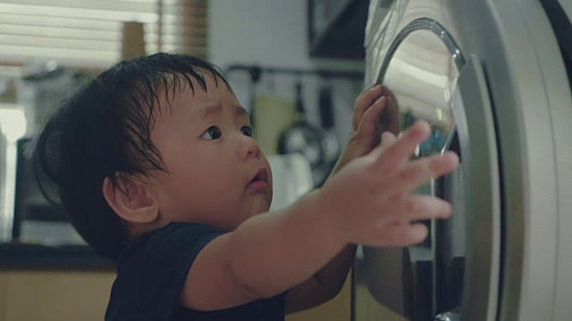 一个小男孩在家里洗衣服视频下载