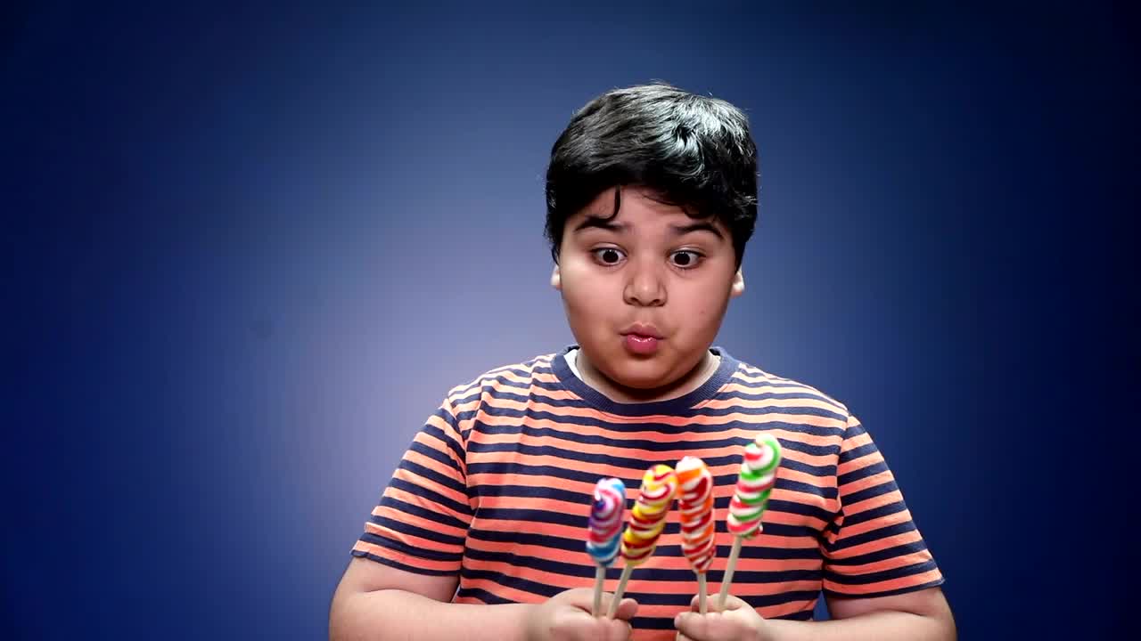 男孩吃糖果视频下载