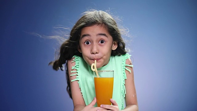 一个女孩喝果汁的画像视频素材