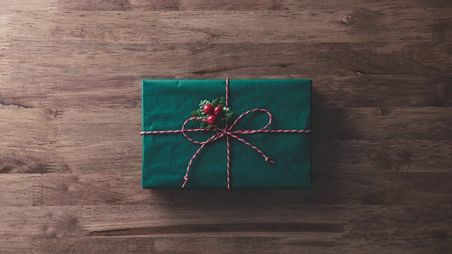彩色的圣诞和新年交替的礼物盒在木头桌子上视频素材