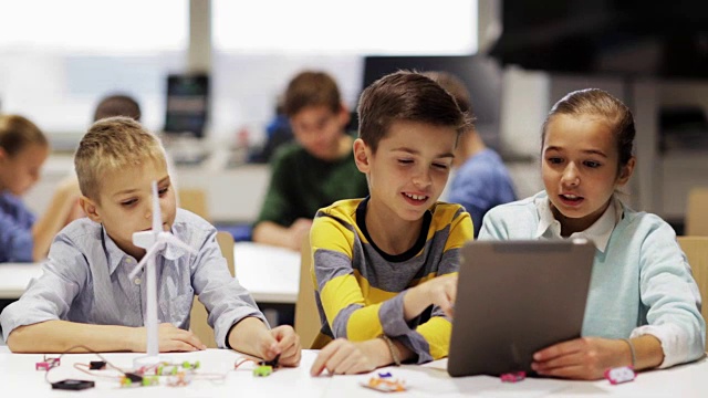 孩子们在机器人学校用平板电脑编程视频素材
