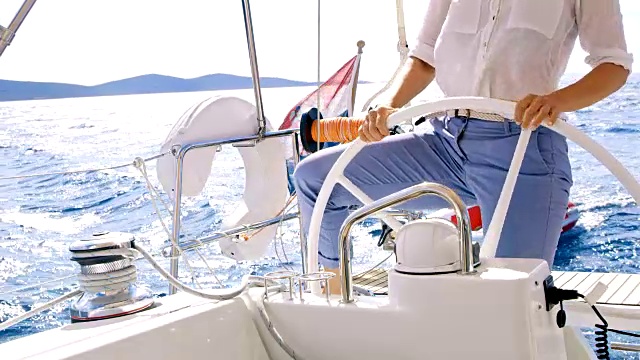 女人驾驶着一艘帆船视频下载
